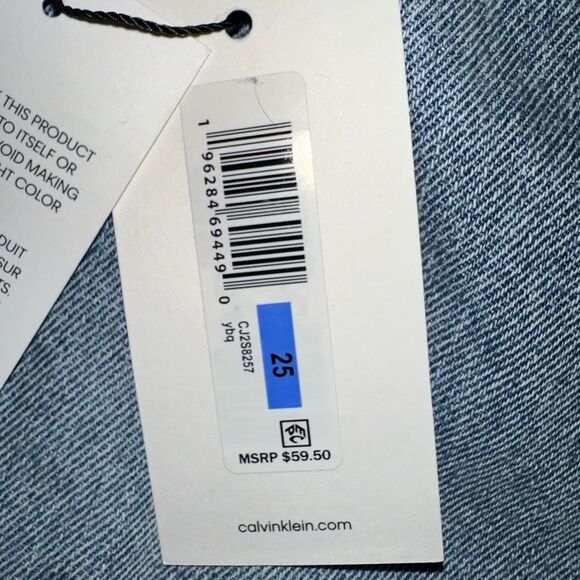 CALVIN KLEIN WOMEN SHORTS IN SUPER HIGH RISE SITS SLIGHTLY ABOVE NATURAL WAIST - Picture 4 of 10